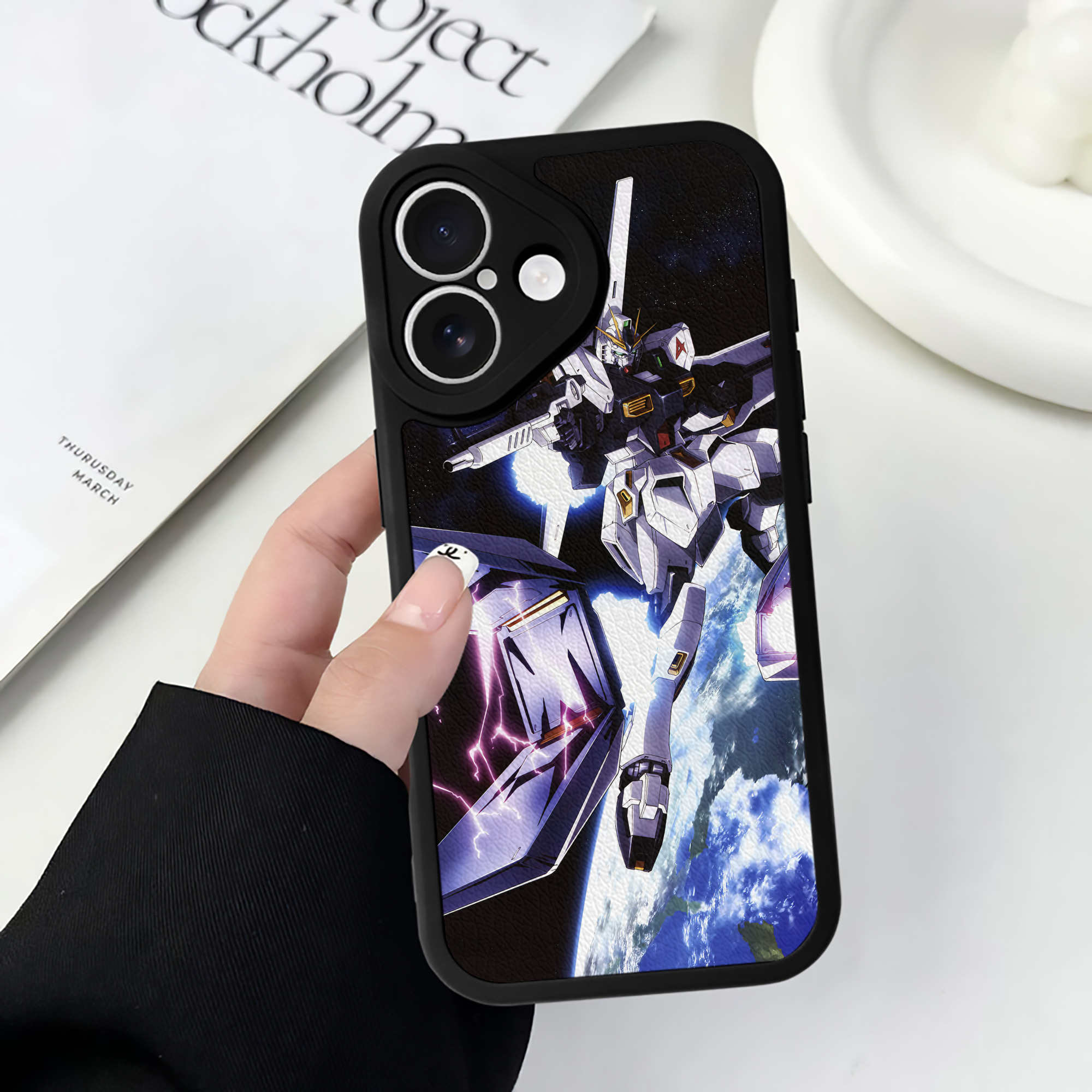 （画像用） 機動戦士ガンダム Mobile Suit Gundam 【iPhone 16シリーズ対応】シリコンスマホケース（レザー調） 材質：シリコン